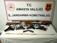 Amasya’da Gazinoya Yapılan Operasyonda 6 Ruhsatsız Silah Ele Geçirildi